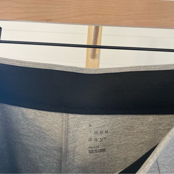 A New Day High Waisted Ponte Leggings Gray Women's Medium NWT - Picture 5 of 8